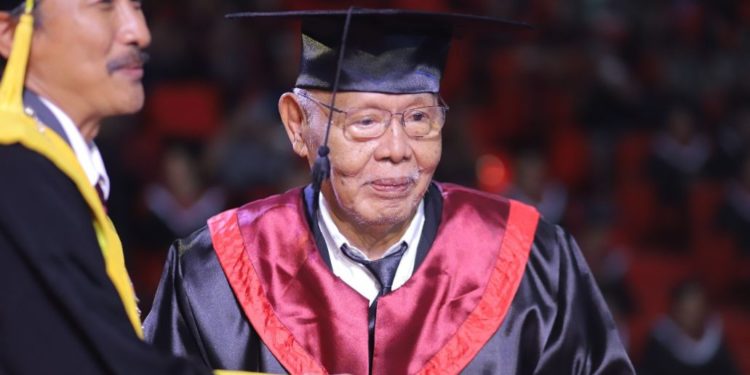 Made Tawa, Kakek  81 Tahun, Mahasiswa STAHN Mpu Kuturan Singaraja Itu pun Diwisuda