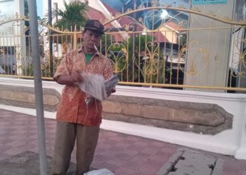 Berkah Hari Raya Idul Adha, Gede Sedia, Lelaki 70 Tahun Itu Jajakan Koran Bekas dengan Suka Cita