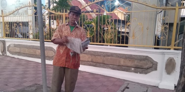 Berkah Hari Raya Idul Adha, Gede Sedia, Lelaki 70 Tahun Itu Jajakan Koran Bekas dengan Suka Cita