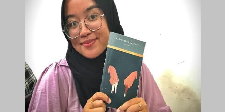 Menggemparkan Suara di Tengah Ketidakadilan: Ulasan Kumpulan Puisi “Jari Tengah” karya Alfian Dippahatang
