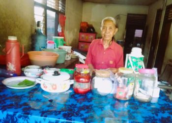 Bu Yarsa, Sejak 50 Tahun Jual Laklak di Dajan Tugu Singa Desa Les