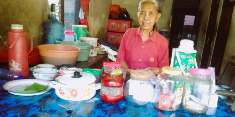 Bu Yarsa, Sejak 50 Tahun Jual Laklak di Dajan Tugu Singa Desa Les