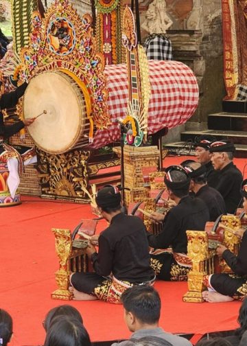 Angklung Kendang Mebarung dari Bali Barat, Ada Kendang Terbesar di Dunia