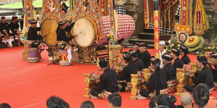 Angklung Kendang Mebarung dari Bali Barat, Ada Kendang Terbesar di Dunia