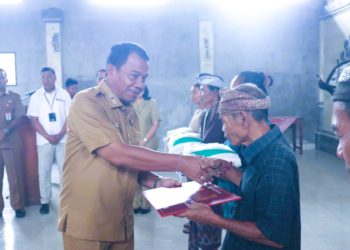 Serahkan Bantuan CPP di Dapdap Putih, Pj. Bupati Buleleng Minta Tak Ada Warga Miskin yang Tercecer