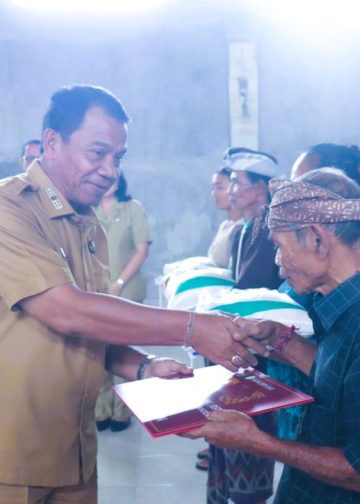 Serahkan Bantuan CPP di Dapdap Putih, Pj. Bupati Buleleng Minta Tak Ada Warga Miskin yang Tercecer