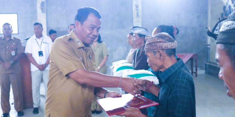 Serahkan Bantuan CPP di Dapdap Putih, Pj. Bupati Buleleng Minta Tak Ada Warga Miskin yang Tercecer