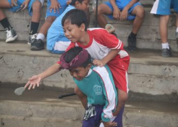 Menggendong dan Membidik, Permaianan “Metempeng Gandong” dari Banyuning-Buleleng
