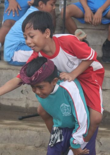 Menggendong dan Membidik, Permaianan “Metempeng Gandong” dari Banyuning-Buleleng