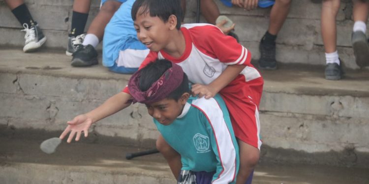 Menggendong dan Membidik, Permaianan “Metempeng Gandong” dari Banyuning-Buleleng