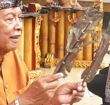 Ia Blencong, Ia Kelir Wayang yang Penuh Getar — In Memoriam Dalang Bapa Sija