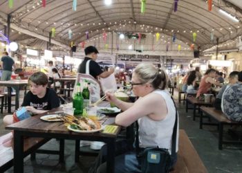 Night Market Chiang Mai: Surganya Makanan, Minuman, dan Souvenir di Thailand
