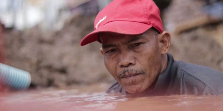 Mistaji Menyelam di Tengah Air Keruh, Menjadi Pahlawan Air Bocor di Kota Singaraja