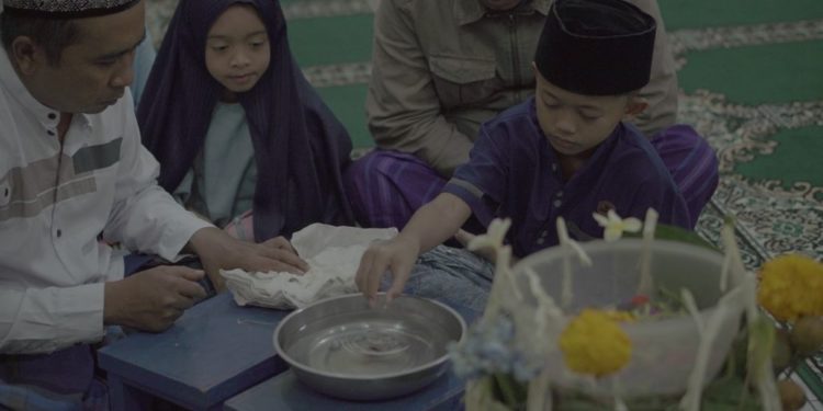 Ritual Suci 10 Muharram: Tradisi Penguat Identitas dan Rasa Kekeluargaan Umat Muslim Batu Gambir Tejakula