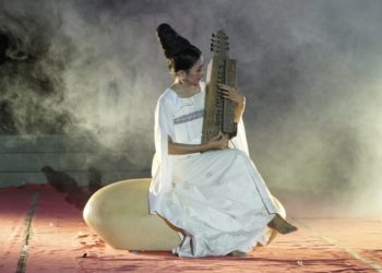 Ayu Laksmi dan Nyanyian-nyanyian Pemuja Semesta