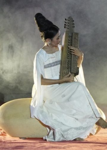 Ayu Laksmi dan Nyanyian-nyanyian Pemuja Semesta