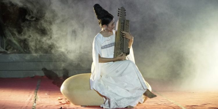 Ayu Laksmi dan Nyanyian-nyanyian Pemuja Semesta