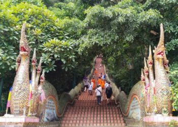 Berkunjung ke Situs Candi Doi Suthep, Bangunan Suci di Atas Gunung di Thailand
