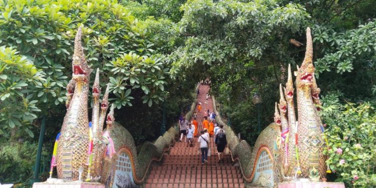 Berkunjung ke Situs Candi Doi Suthep, Bangunan Suci di Atas Gunung di Thailand