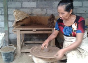 Perempuan-perempuan Desa Jasri-Karangasem yang Tetap Setia Menciptakan Gerabah Tradisional