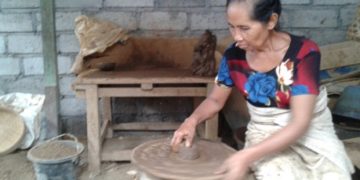 Perempuan-perempuan Desa Jasri-Karangasem yang Tetap Setia Menciptakan Gerabah Tradisional