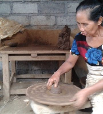 Perempuan-perempuan Desa Jasri-Karangasem yang Tetap Setia Menciptakan Gerabah Tradisional