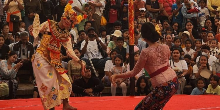 Gandrung Pura Majapahit dari Pemecutan Kelod – Ada Pengibing Kerauhan