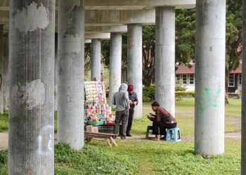 Berjualan di Kolong Jalan Shortcut Tepi Danau Beratan Adalah Ketidakpastian Nasib