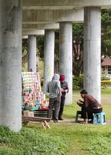 Berjualan di Kolong Jalan Shortcut Tepi Danau Beratan Adalah Ketidakpastian Nasib