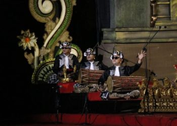 Hujan, Panggung Basah, Kain Penari dan Penabuh pun “Belus” Hingga ke “Bagian Dalam” – Cerita PKB 2024 dari Duta Tabanan