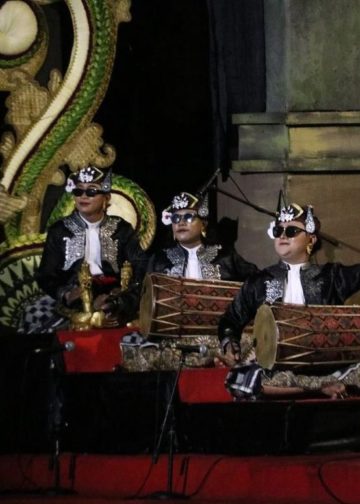 Hujan, Panggung Basah, Kain Penari dan Penabuh pun “Belus” Hingga ke “Bagian Dalam” – Cerita PKB 2024 dari Duta Tabanan