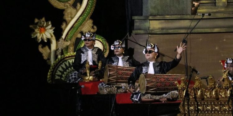 Hujan, Panggung Basah, Kain Penari dan Penabuh pun “Belus” Hingga ke “Bagian Dalam” – Cerita PKB 2024 dari Duta Tabanan