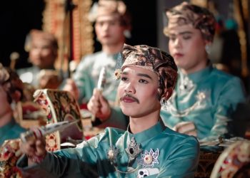 Teruntuk Sekaa Gong Kebyar Dewasa dari Paguyuban Seniman Muda Jembrana: “Warna Outfit-mu, Keren Banget, Wi!”