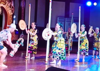 Tari dan Musik dari Tim Kesenian Sarawak Malaysia: Unik dan Mengesankan