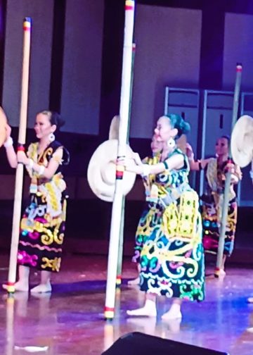 Tari dan Musik dari Tim Kesenian Sarawak Malaysia: Unik dan Mengesankan