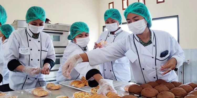 Mengelola Pertanian di Sela Riuh Pariwisata — Catatan Perjuangan dari SMKN 1 Petang