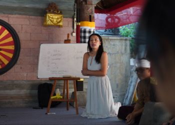 Resep Manis Menulis Prosa ala Henry Manampiring dan Dee Lestari