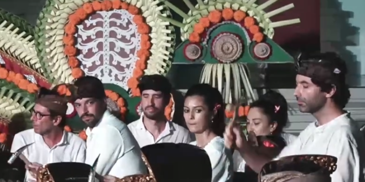 Menonton Bule Megambel di Balai Banjar Pinda 