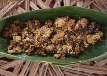 Menikmati Sensasi Baru Menu “Uraban Nyawan” atau “Lawar Lebah” di Desa Tambakan-Buleleng