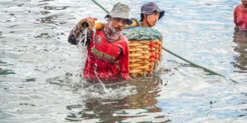 Kisah dari Geladak Perahu Nelayan Pengambengan di Bali Barat