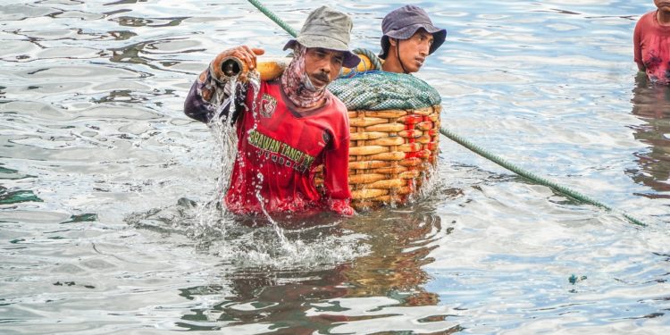Kisah dari Geladak Perahu Nelayan Pengambengan di Bali Barat