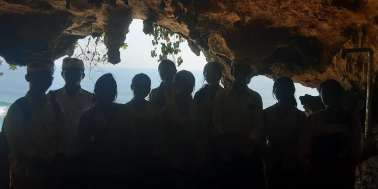 Antara Pura Gunung Payung dan Pura Batu Pageh  