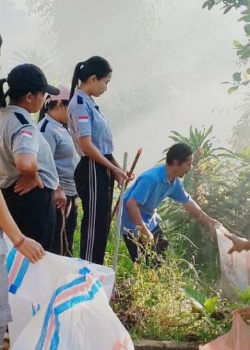 SMPN 3 Sukasada dan Satgas Peduli Lingkungan Padangbulia Turun ke Sungai: Merdekakan Lingkungan dari Sampah Plastik