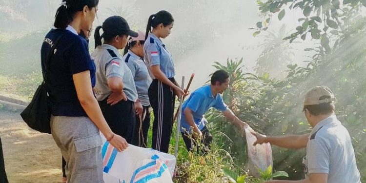 SMPN 3 Sukasada dan Satgas Peduli Lingkungan Padangbulia Turun ke Sungai: Merdekakan Lingkungan dari Sampah Plastik