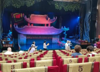Menonton Thang Long Water Puppet Theatre di Kota Hanoi