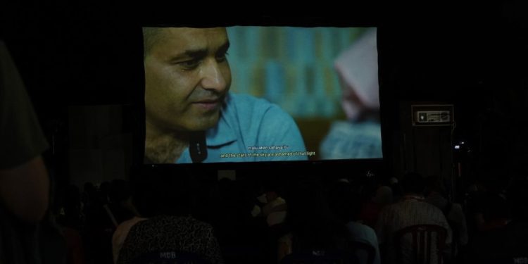 Black Rain in My Eyes (2023): “Kebohongan” Seorang Penyair kepada Putrinya yang Buta