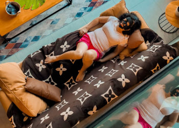 Tertawa Bersama Phone Call Man Woman