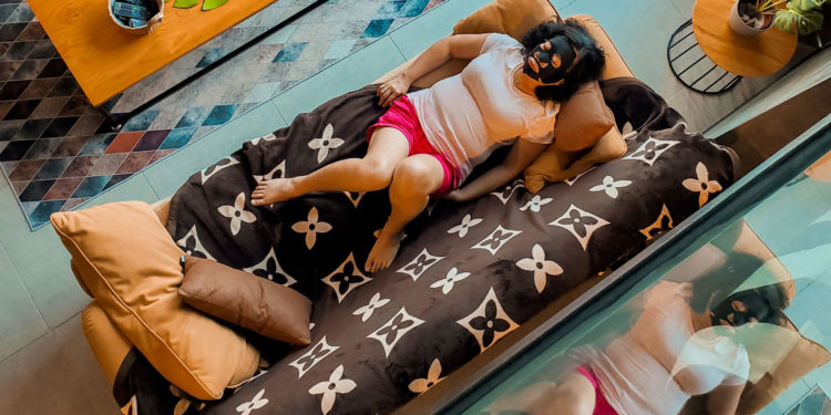 Tertawa Bersama Phone Call Man Woman