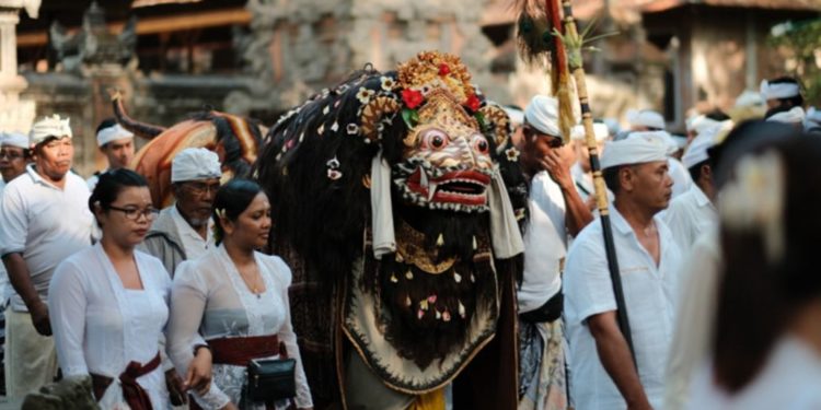 Menggurat Ratu Kompyang, Memaknai Ida Ratu Lingsir: Catatan Pertalian Spiritual Melalui Media Pelawatan Barong Desa Adat Padangtegal dengan Desa Adat Kebon