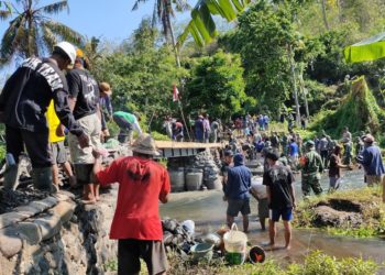 Warga dan TNI-Polri Gotong-Royong Membangun Jembatan untuk Arya dan Teman-temannya